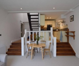 Halwell House - A Spacious Quiet Apartment