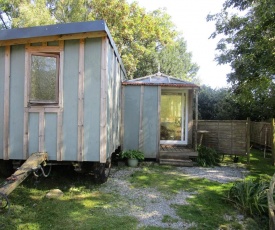 Huck's Cosy Cabin (with log burner)