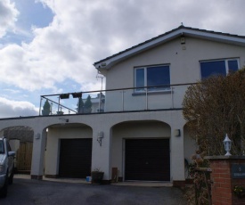 Luxury 3 bedded room with sea peeps and parking