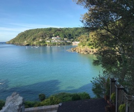 Chic 2 bed Apartment with parking in Salcombe