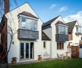 Quay House - Waterside eclectic style character home