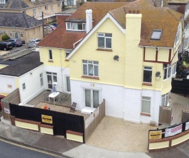 PAIGNTON SEAFRONT ,SELF CONTAINED , PRIVATE ENTRANCE ,GROUND FLOOR , KITCHEN ,2 BEDROOMS , GARDEN FAMILY SUITE , Private Parking ,Wifi , Movies ,Bathroom ,fridge microwave , Toy room ,Sleeps 2 Adults 4 Children , ,