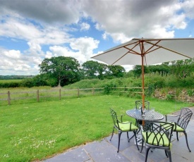 Modern holiday home in Umberleigh with river nearby