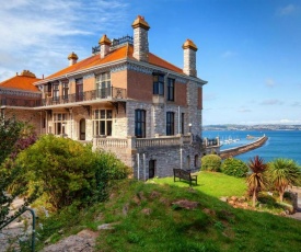 Brixham Chateau Sleeps 16 with Pool and WiFi