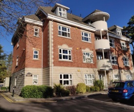 Hartford Court, East Cliff, Bournemouth. Walk to beach and town