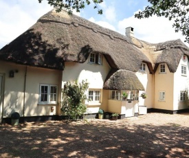 Beautiful Character 5 Bedroom Dorset Thatched Cottage - Great Location - Garden - Parking - Netflix - Fast WiFi - Smart TV - Newly decorated - sleeps up to 10! Only 18 mins drive to Sandbanks Beach! Close to Bournemouth & Poole