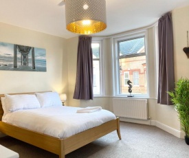 Beautiful Ensuite Rooms Near Seafront in Town Centre, Netflix, SuperFast WiFi, Communal Kitchen suit Long or Short Stays