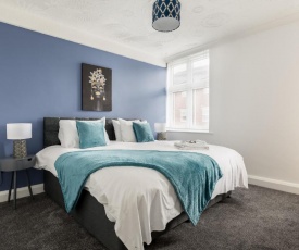 Curzon Apartment - Large Apartment ideal for Contractors and families 3 Separate bedrooms! Parking and WiFi