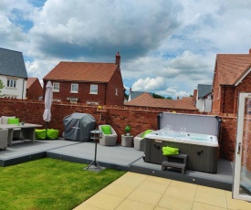 Brand New Modern House with Hot Tub, Sunny Garden, WiFi, Sky Q & Netflix in Central Tourist Location