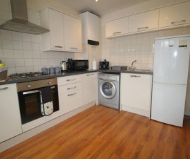 Sillars Getaways - Clifton Road - Modern First Floor Apartment