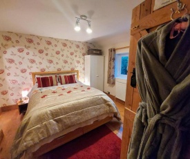 Self-Catering Suite Apartment with Countryside views near Lyme Regis - Contactless Check-In