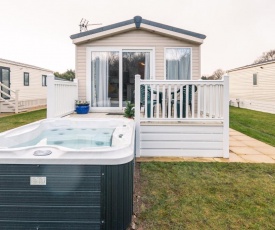 Cedar Lodge With Hot Tub