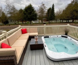 Lakeshore Lodge with Hot Tub