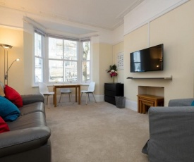 Bright city centre flat with sea 2 mins away!