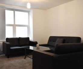 Modern Open Plan 5BD - Free on Street Parking