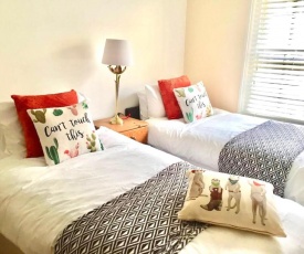 Seascape Mews House with Parking & fast WIFI minutes from the Sea