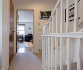 Fantastic 2 Bed Townhouse with HUGE TV, great WiFi 200M From Clock Tower, sleeps 6