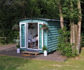 Hopgarden Glamping, Luxury Shepherds Huts set in an idyllic location on the Kent Sussex border -all mod cons