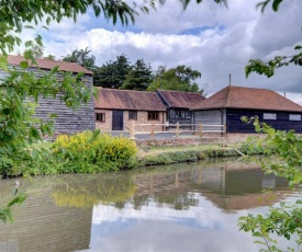 Rustic Holiday Home in Hailsham Kent with Duck Pond