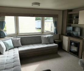 Spacious Caravan in Combe Haven Holiday Park