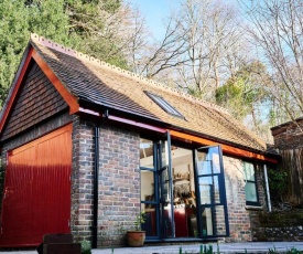 Tiny Cottage with Terrace & Parking, Central Lewes