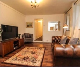 Lovely Victoria Conversion Flat with a Garden in Brentwood