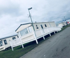 Luxurious 2-Bed Caravan in Clacton-on-Sea