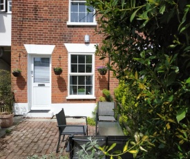 Secret Cottage, Wivenhoe - Charming, Cosy, Convenient & Quiet, 2 x Double Bed Period Cottage PLUS Patio - 6 min walk train, 2 min walk High Street Pubs, Restaurants, Shops