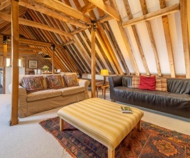 Large luxury loft within historic country estate - Belchamp Hall Hayloft