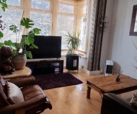 1 bed fully serviced apartment few minutes walk to the main attractions of the beach and town with private parking and WiFi