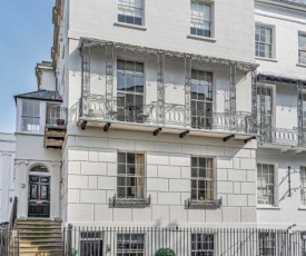 Beautiful Regency Apartment With 2 Bedrooms, Courtyard and Parking