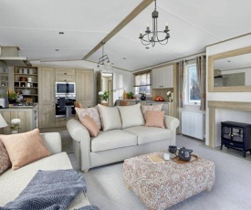 Captivating Bluebell Lodge 2-bed Cotswolds caravan