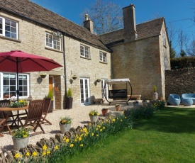 Thames Head Wharf - Historic Cotswold Cottage with Stunning Countryside Views