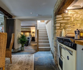 Two linked cottages sleeps 10 Cotswold town centre