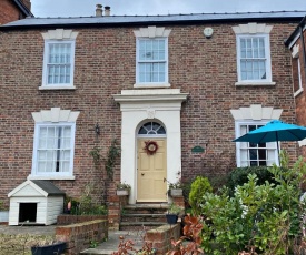 Cosy Country Cottage in City Centre